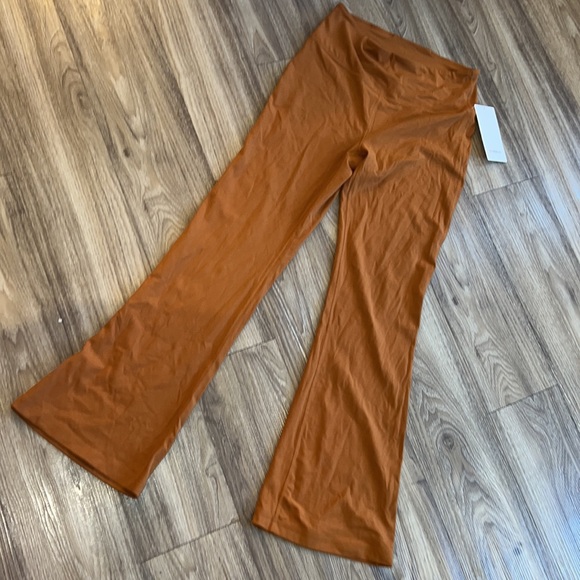 Lululemon Groove Super-High-Rise Flared Pant Nulu
Butternut Brown size 12 - Picture 8 of 13